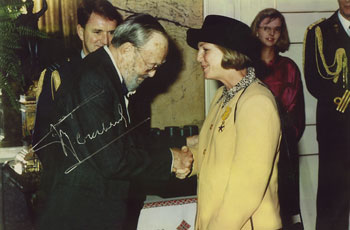 Stella accepting her award from Prince Bernard of The Netherlands
